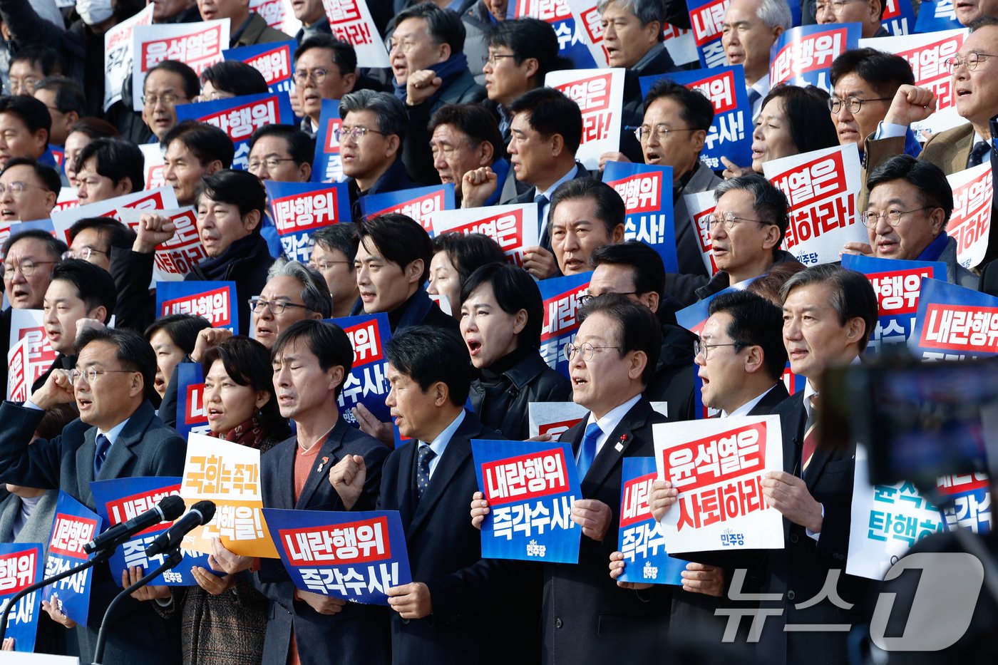 이재명 더불어민주당 대표, 박찬대 원내대표, 조국 조국혁신당 대표 등 야당 의원들과 시민들이 4일 서울 여의도 국회 본청 계단에서 열린 ‘윤석열 대통령 사퇴촉구 탄핵추진 비상시국대회’에서 구호를 외치고 있다. 2024.12.4/뉴스1 ⓒ News1 안은나 기자