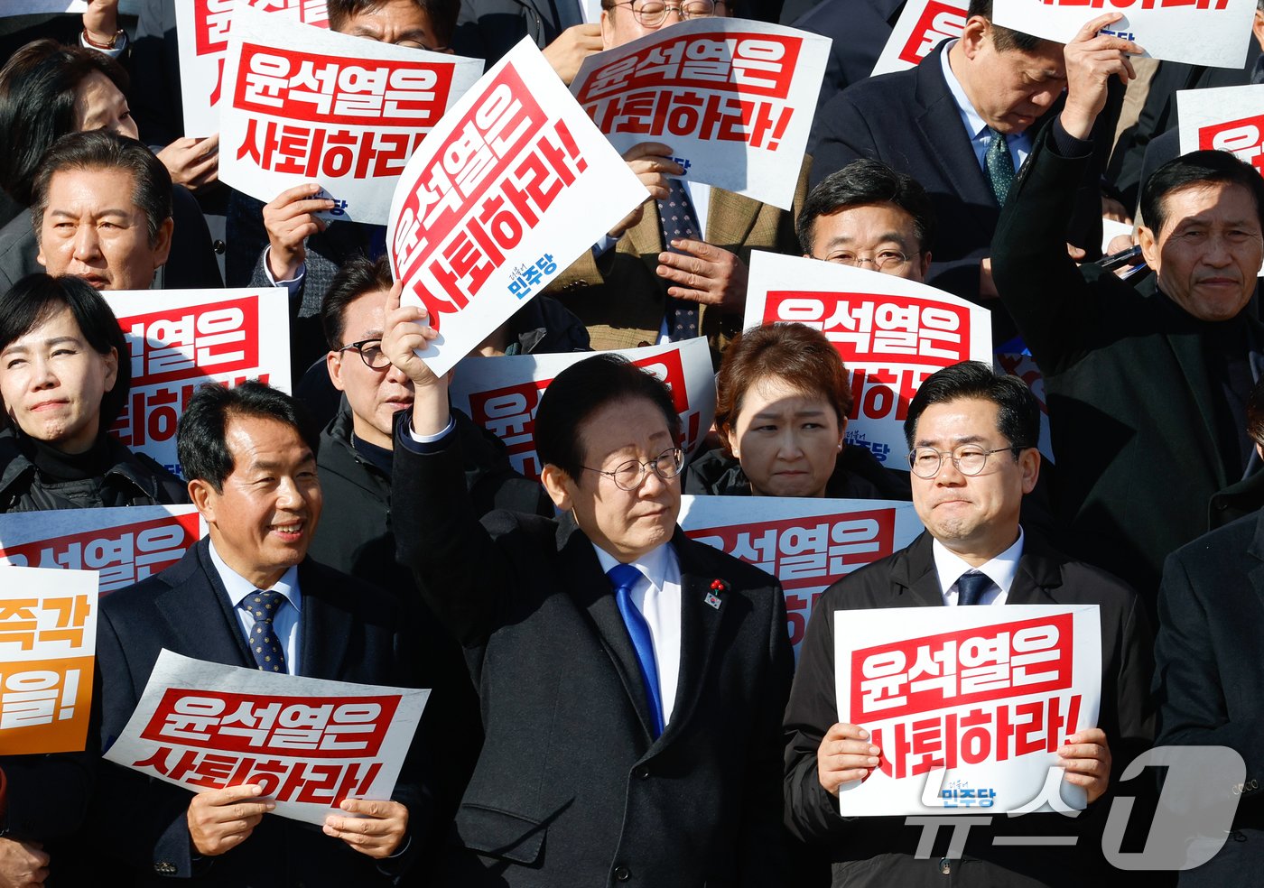 이재명 더불어민주당 대표가 4일 서울 여의도 국회 본청 계단에서 열린 ‘윤석열 대통령 사퇴촉구 탄핵추진 비상시국대회’에서 &#39;윤석열은 사퇴하라!&#39;라고 적힌 손팻말을 들고 있다. 2024.12.4/뉴스1 ⓒ News1 안은나 기자