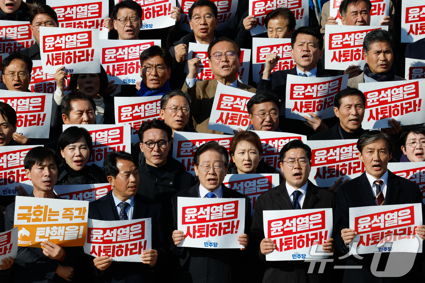 (서울=뉴스1) 안은나 기자 = 이재명 더불어민주당 대표, 박찬대 원내대표, 조국 조국혁신당 대표 등 야당 의원들과 시민들이 4일 서울 여의도 국회 본청 계단에서 열린 ‘윤석열 대 …