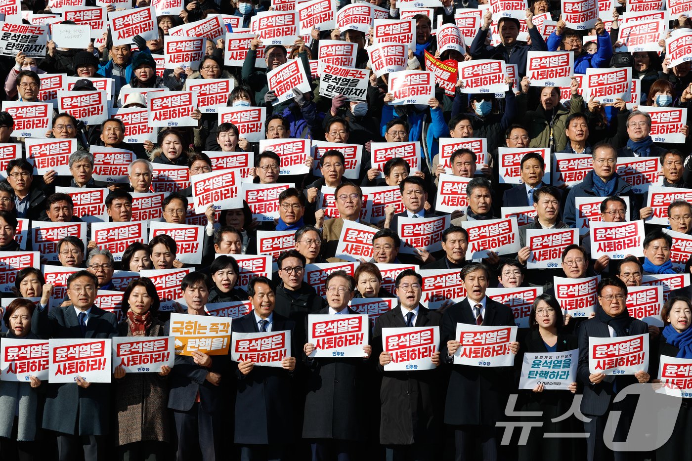 이재명 더불어민주당 대표, 박찬대 원내대표, 조국 조국혁신당 대표 등 야당 의원들과 시민들이 4일 서울 여의도 국회 본청 계단에서 열린 ‘윤석열 대통령 사퇴촉구 탄핵추진 비상시국대회’에서 구호를 외치고 있다. 2024.12.4/뉴스1 ⓒ News1 안은나 기자