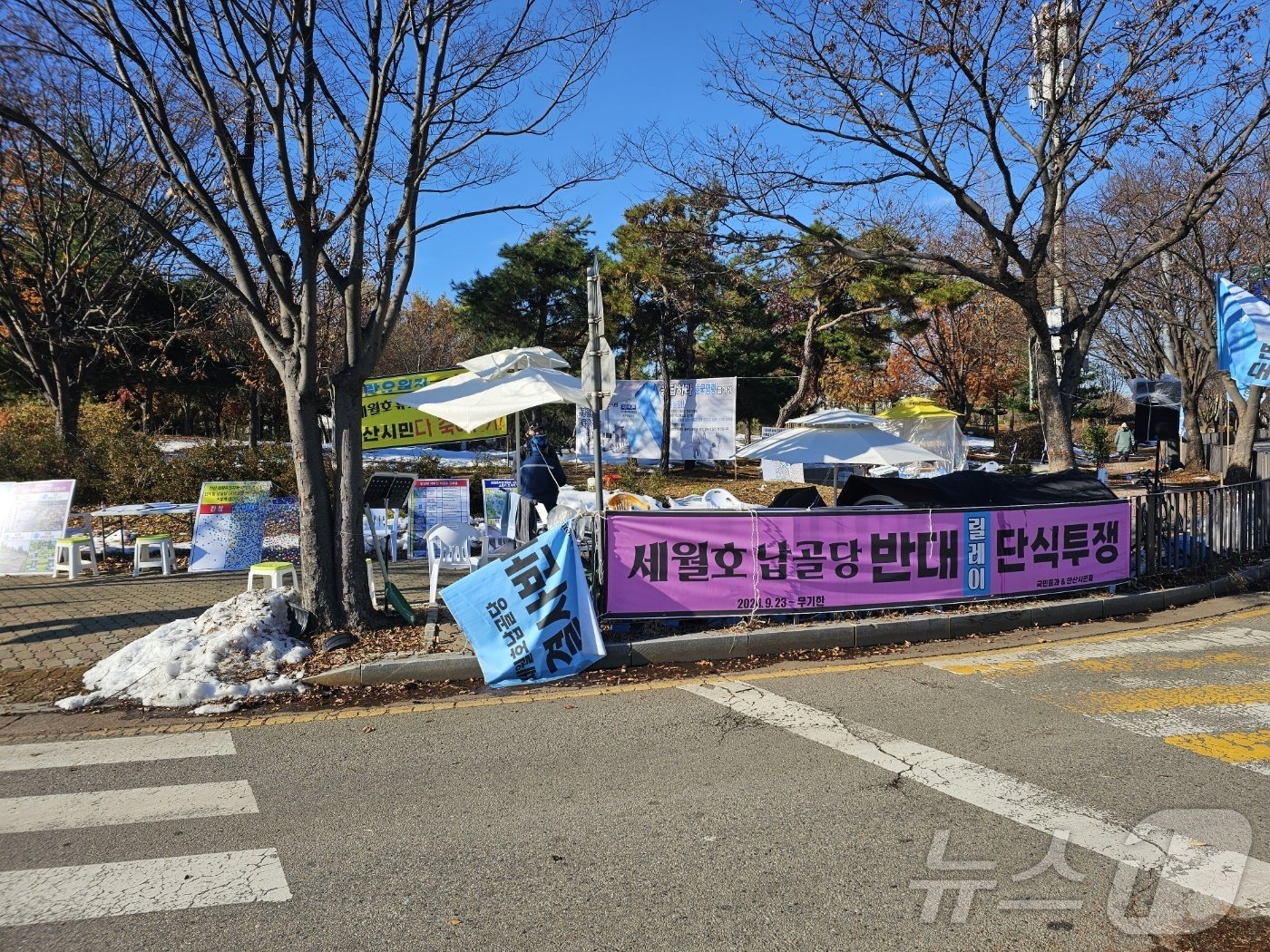 화정1교사거리 일대에서 &#39;4.16생명안전공원&#39; 건립 반대 서명운동./뉴스1 ⓒ News1 유재규 기자