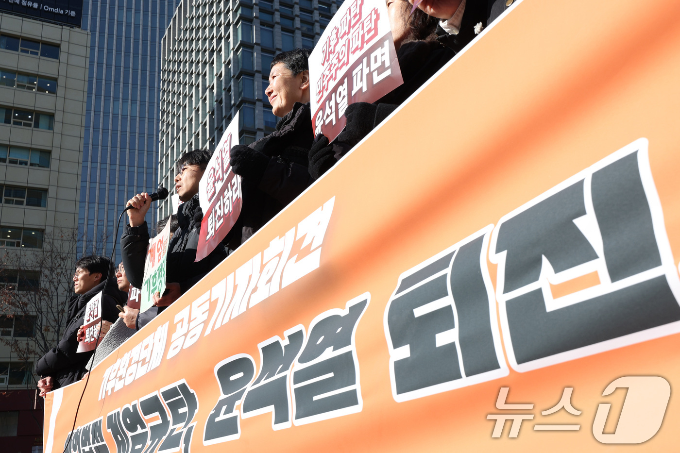 (서울=뉴스1) 신웅수 기자 = 기후환경단체 회원들이 4일 오후 서울 광화문광장에서 불법 계엄을 선언한 윤석열 대통령의 퇴진을 촉구하고 있다.윤석열 대통령은 지난 3일 밤 44년 …