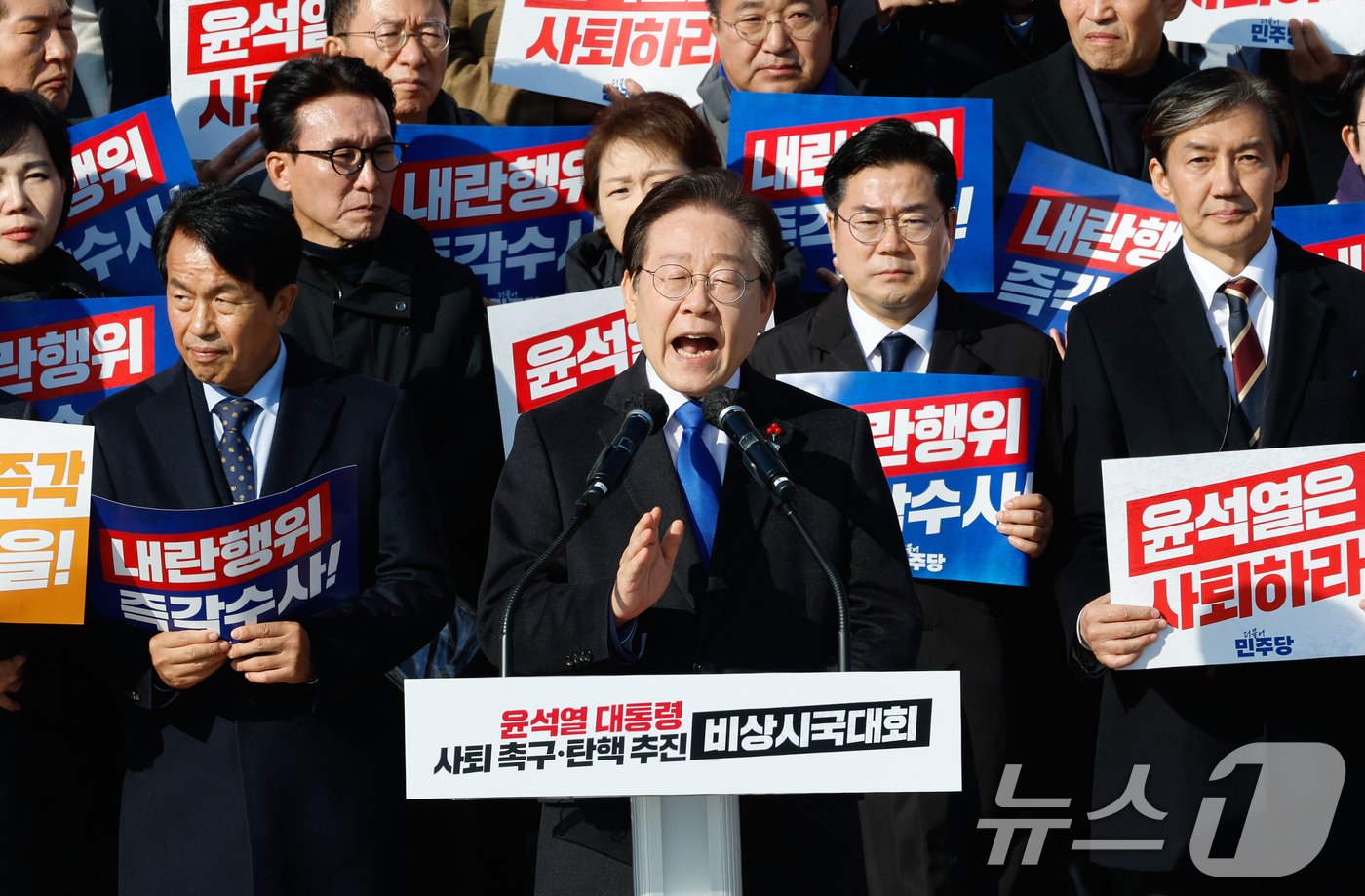 이재명 더불어민주당 대표가 4일 서울 여의도 국회 본청 계단에서 열린 ‘윤석열 대통령 사퇴촉구 탄핵추진 비상시국대회’에서 규탄사를 하고 있다. 2024.12.4/뉴스1 ⓒ News1 안은나 기자