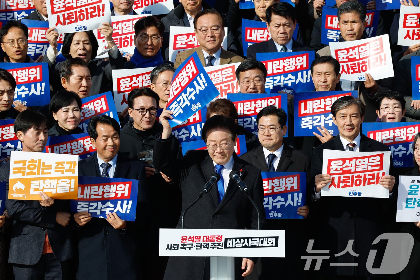 이재명 더불어민주당 대표가 4일 서울 여의도 국회 본청 계단에서 열린 ‘윤석열 대통령 사퇴촉구 탄핵추진 비상시국대회’에서 규탄사를 하기 전 인사하고 있다. 2024.12.4/뉴스1 ⓒ News1 안은나 기자