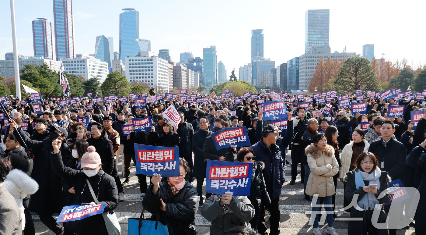 시민들이 4일 서울 여의도 국회에서 열린 ‘윤석열 대통령 사퇴촉구 탄핵추진 비상시국대회’에서 구호를 외치고 있다. 2024.12.4/뉴스1 ⓒ News1 안은나 기자