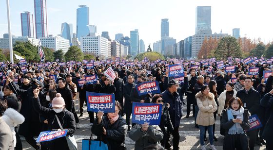 "밤새 한숨도 못 자" 계엄 해제됐지만…시민들 '탄핵' 요구 봇물