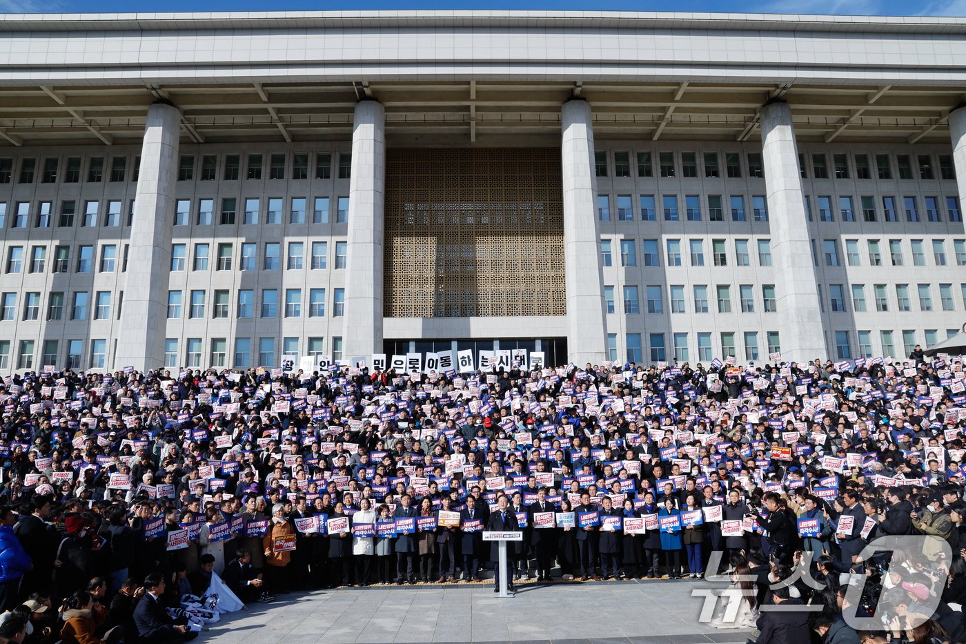 이재명 더불어민주당 대표가 4일 서울 여의도 국회 본청 계단에서 열린 ‘윤석열 대통령 사퇴촉구 탄핵추진 비상시국대회’에서 규탄사를 하고 있다. 2024.12.4/뉴스1 ⓒ News1 안은나 기자