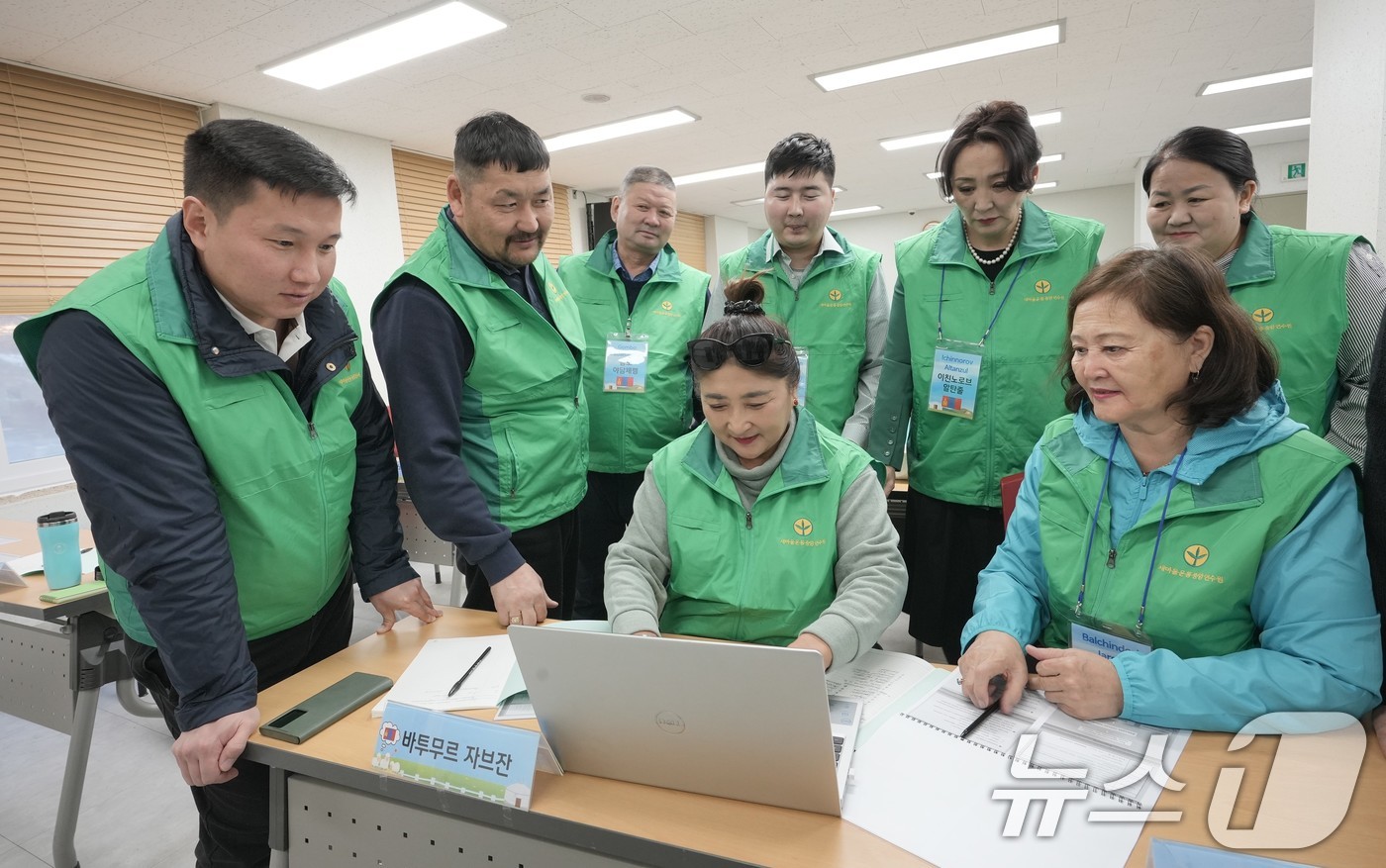 (서울=뉴스1) = 4일 경기 성남시 새마을운동중앙회에서 열린 '2024 몽골 초청 새마을교육 입교식'에서 몽골 연수생들이 교육 자료를 보며 논의하고 있다. (새마을운동중앙회 제공 …