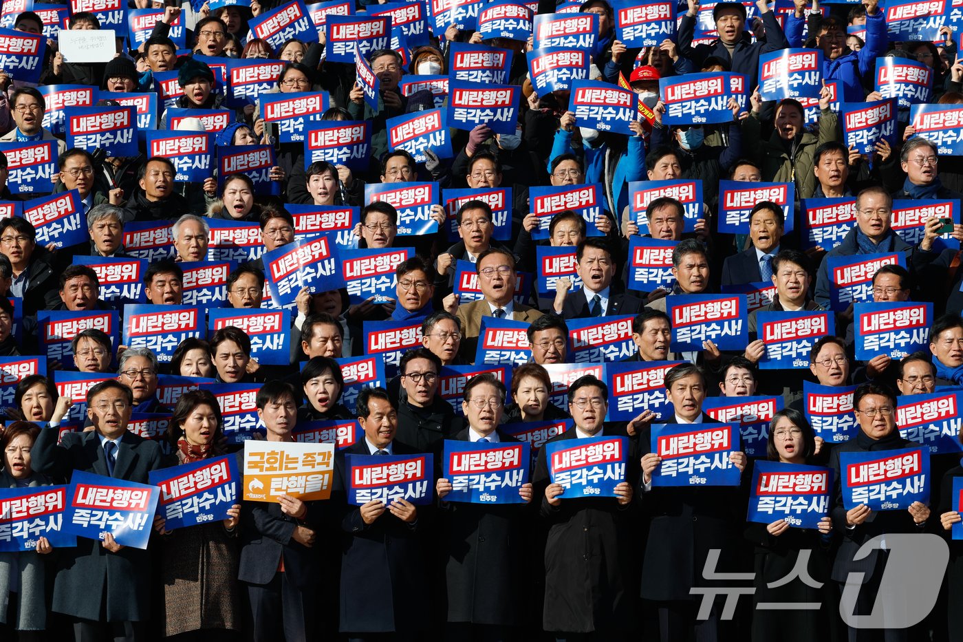 이재명 더불어민주당 대표, 박찬대 원내대표, 조국 조국혁신당 대표 등 야당 의원들과 시민들이 4일 서울 여의도 국회 본청 계단에서 열린 ‘윤석열 대통령 사퇴촉구 탄핵추진 비상시국대회’에서 구호를 외치고 있다. 2024.12.4/뉴스1 ⓒ News1 안은나 기자