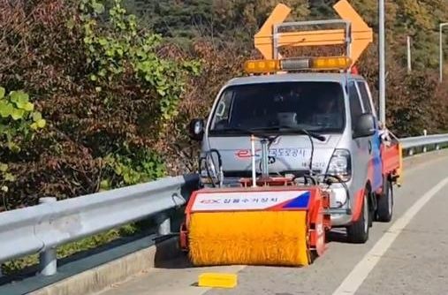 도로공사, 고속도로 잡물 수거 장치 개발…10㎏까지 가능