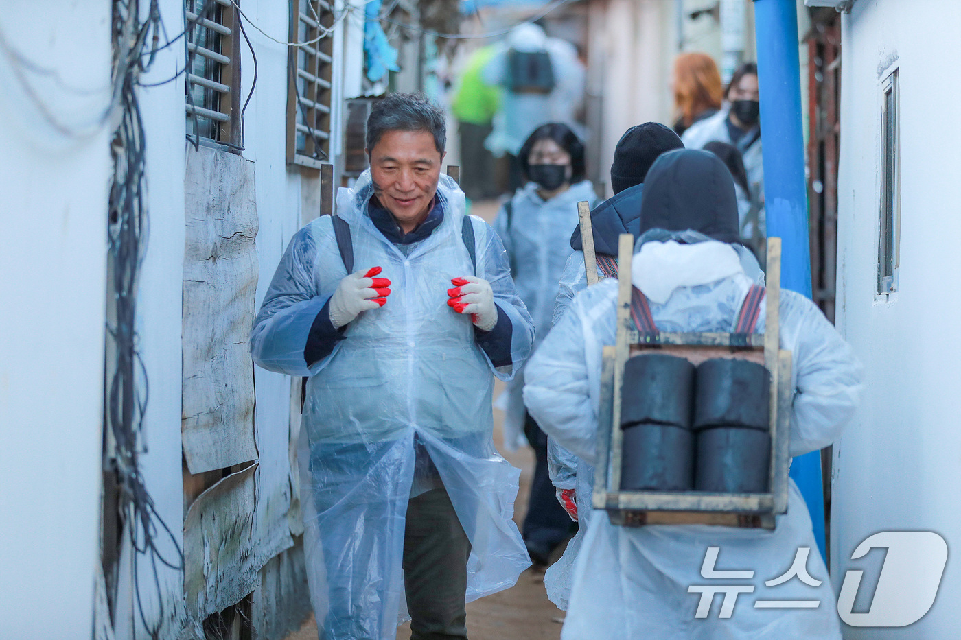 (서울=뉴스1) = 지난 3일 오후 인천 학익동에서 진행된 ‘함께하는 따뜻한 마음, 연탄 나눔’ 봉사활동에서 이학재 인천국제공항공사 사장과 봉사자 등이 연탄을 나르고 있다.이날 공 …