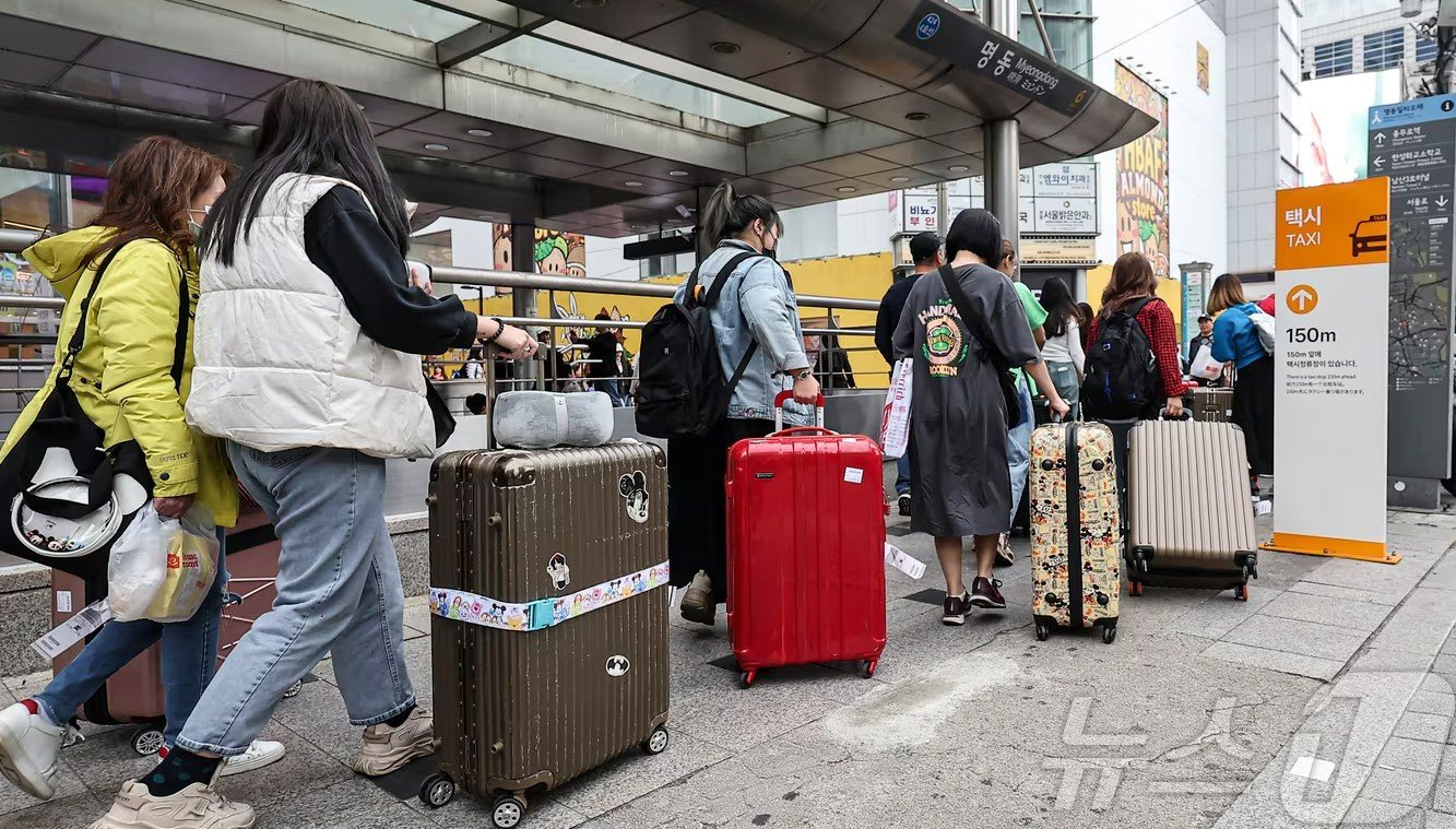 본문 이미지 - 서울 중구 명동거리에서 외국인 관광객들이 짐을 들고 숙소로 이동하고 있다. 2024.10.27/뉴스1 ⓒ News1 김도우 기자