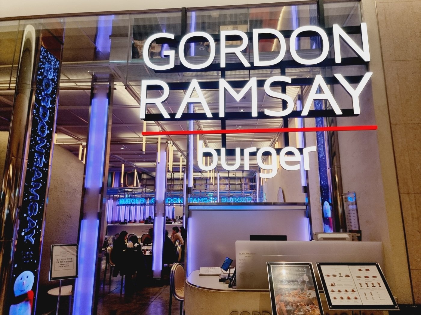 본문 이미지 - 고든램지버거가 오는 13일 연말 한정 메뉴 페스티브세트 출시를 앞두고 4일 미디어 시식회를 진행했다. 행사가 진행된 서울 송파구 롯데월드몰점. ⓒ News1 이형진 기자