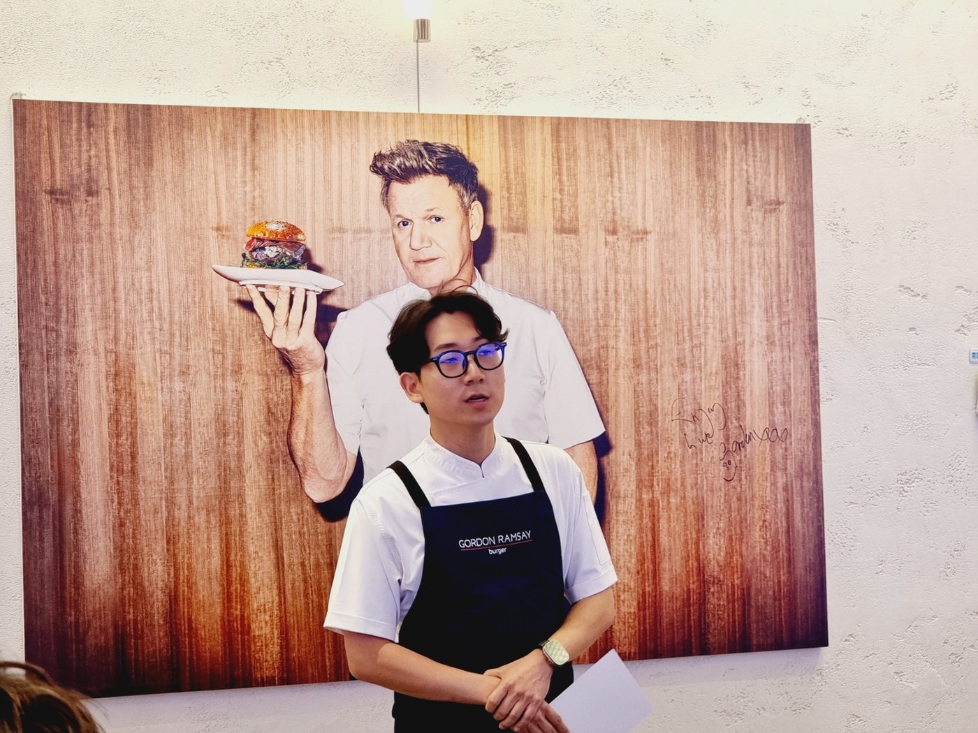 본문 이미지 - 고든램지버거가 오는 13일 연말 한정 메뉴 페스티브세트 출시를 앞두고 4일 미디어 시식회를 진행했다.박준현 고든램지버거 총괄쉐프가 메뉴에 대한 설명을 하고 있다. ⓒ News1 이형진 기자