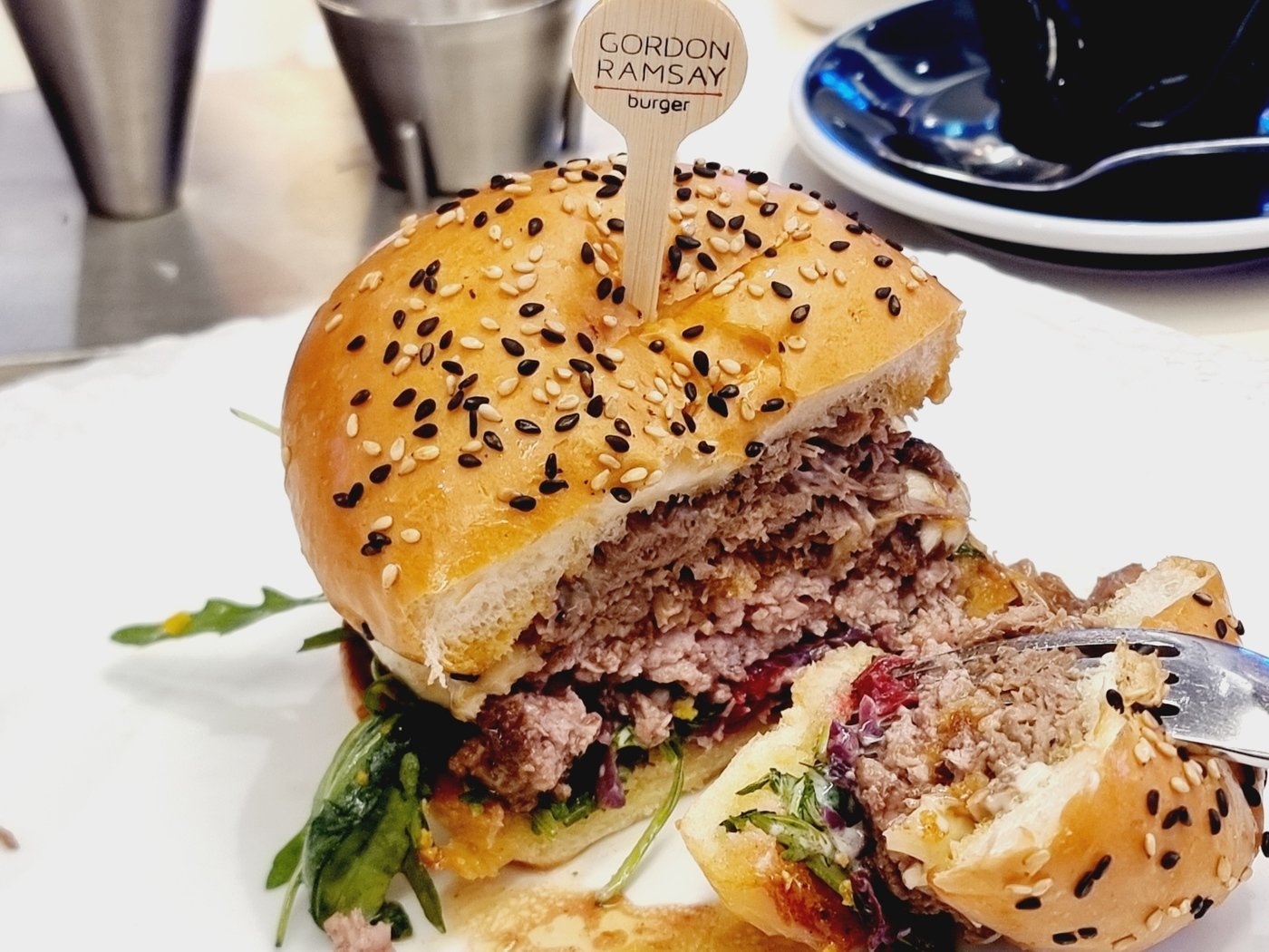 본문 이미지 - 고든램지버거가 오는 13일 연말 한정 메뉴 페스티브세트 출시를 앞두고 4일 미디어 시식회를 진행했다. 제공된 '크리스마스 립 버거' 단면. ⓒ News1 이형진 기자