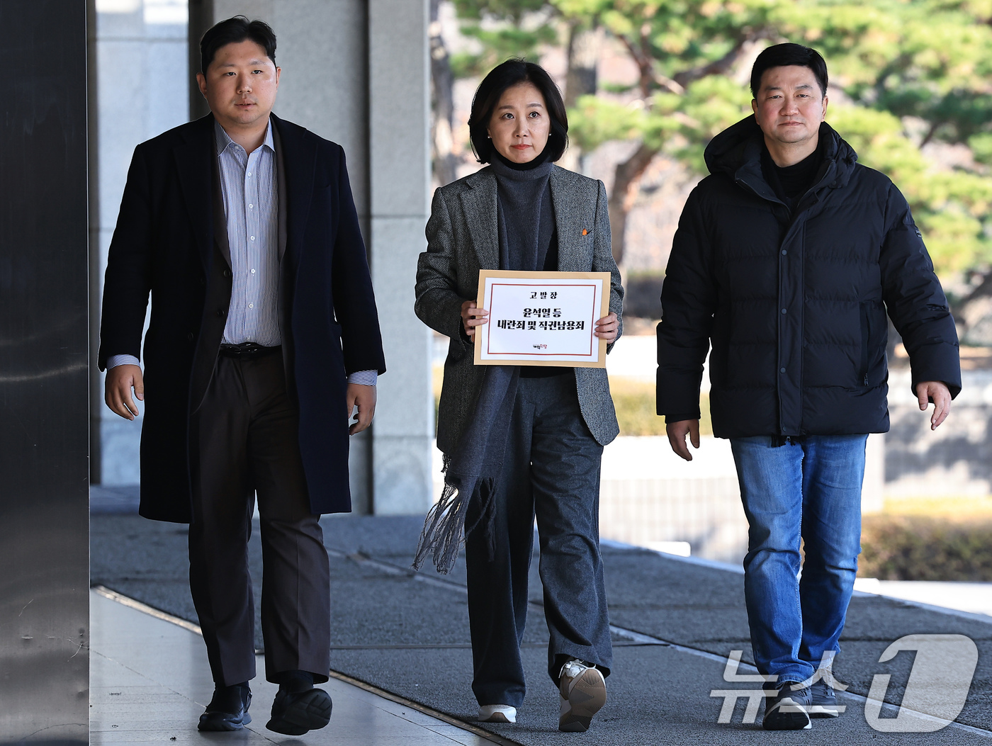 (서울=뉴스1) 박정호 기자 = 개혁신당 허은아 대표(가운데)와 전성균(왼쪽), 조대원 최고위원이 4일 오후 서울 서초구 서초동 서울중앙지방검찰청으로 윤석열 대통령 등에 대한 내란 …