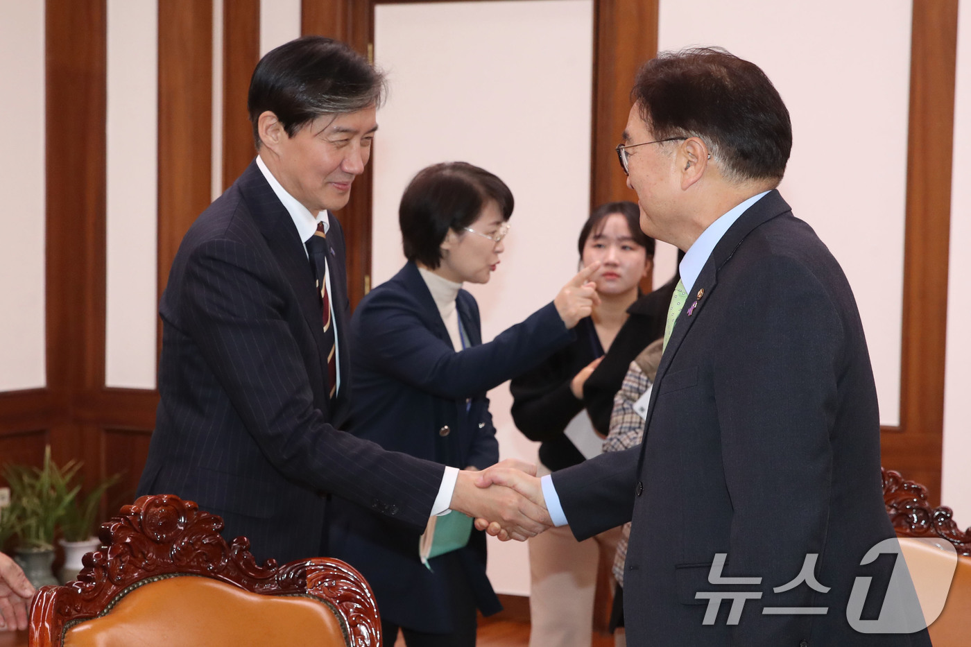 (서울=뉴스1) 이광호 기자 = 우원식 국회의장이 4일 오후 서울 여의도 국회에서 조국 조국혁신당 대표와 만나 악수하고 있다. 2024.12.4/뉴스1