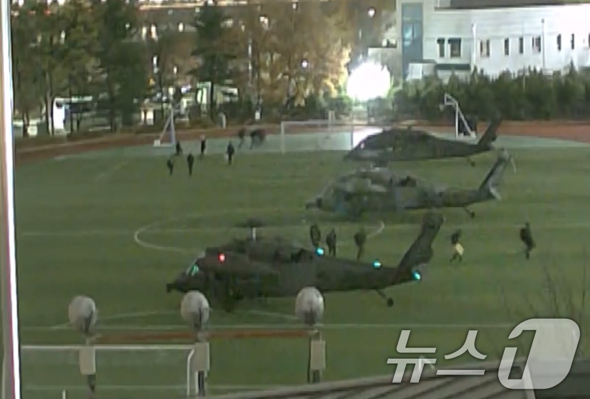 본문 이미지 - 국회사무처가 계엄군의 국회 본관 진입 과정이 담긴 CCTV를 4일 공개했다. 김민기 국회사무총장은 국방부가 헬기로 24차례에 걸쳐 무장한 계엄군 230여 명을 국회 경내로 진입시켰다며 0시 40분에는 계엄군 50여 명을 추가로 국회 외곽 담장을 넘어 진입시켰다고 전했다. 사진은 헬기를 타고 국회 내에 진입한 계엄군 모습. &#40;국회사무처 제공&#41; 2024.12.4/뉴스1