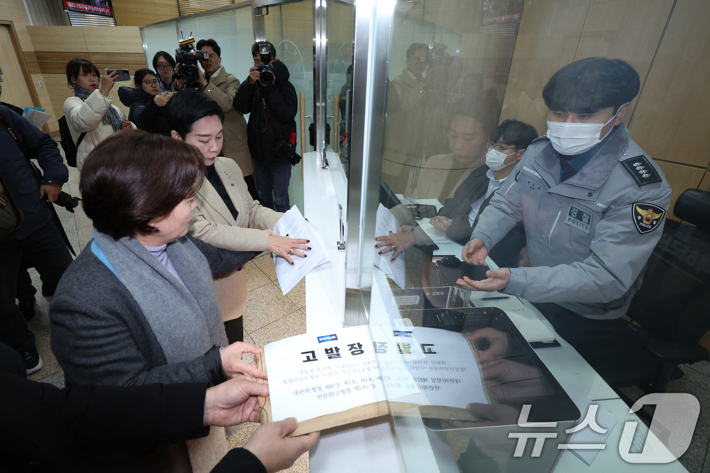 (서울=뉴스1) 신웅수 기자 = 정춘생 의원을 비롯한 조국혁신당 의원들이 4일 오후 서울 서대문구 경찰청 국가수사본부에 윤석열 대통령 등에 대한 고발장을 제출하고 있다.조국혁신당은 …
