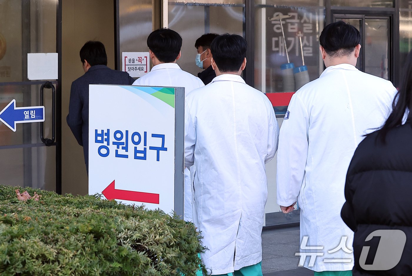 본문 이미지 - 정부의 의대 증원 정책에 반발해 사직한 전공의들이 복귀하지 않고 있는 4일 오후 서울의 한 대학병원에서 의료진이 발걸음을 옮기고 있다. 2024.12.4/뉴스1 ⓒ News1 김진환 기자