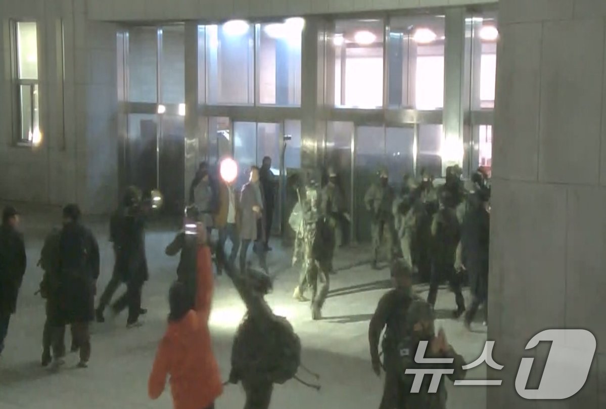 본문 이미지 -  국회 본관 진입을 시도하는 계엄군 모습. (국회사무처 제공) 2024.12.4/뉴스1