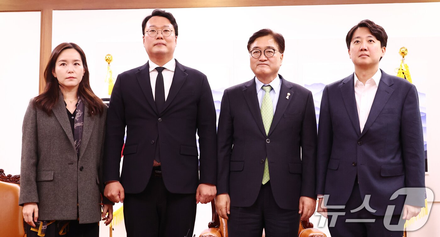 본문 이미지 - 우원식 국회의장이 4일 오후 서울 여의도 국회의장실에서 천하람 개혁신당 원내대표, 이준석 의원 등과 긴급 회동을 하고 있다. 이 자리에서 개혁신당은 윤석열 대통령 탄핵소추안 발의 동참의사를 분명히했다. 2024.12.4/뉴스1 ⓒ News1 김민지 기자