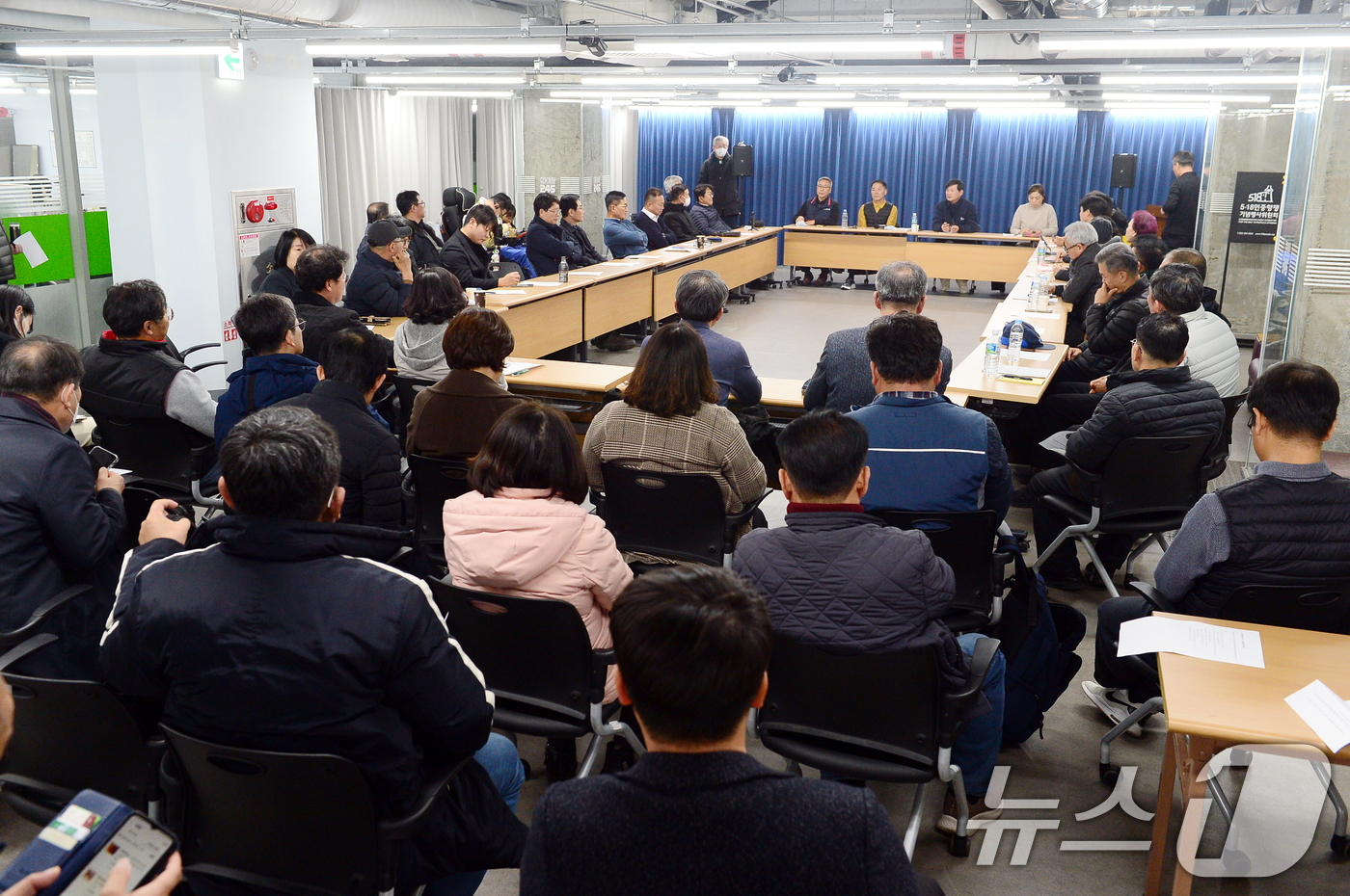 (광주=뉴스1) 이승현 기자 = 광주 시민사회단체 대표자들이 4일 광주 동구 전일빌딩245에서 윤석열 대통령의 비상계엄 선포·해제에 대응하기 위한 회의를 열고 있다. 2024.12 …