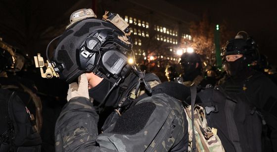 고개숙인채 철수하는 계엄군