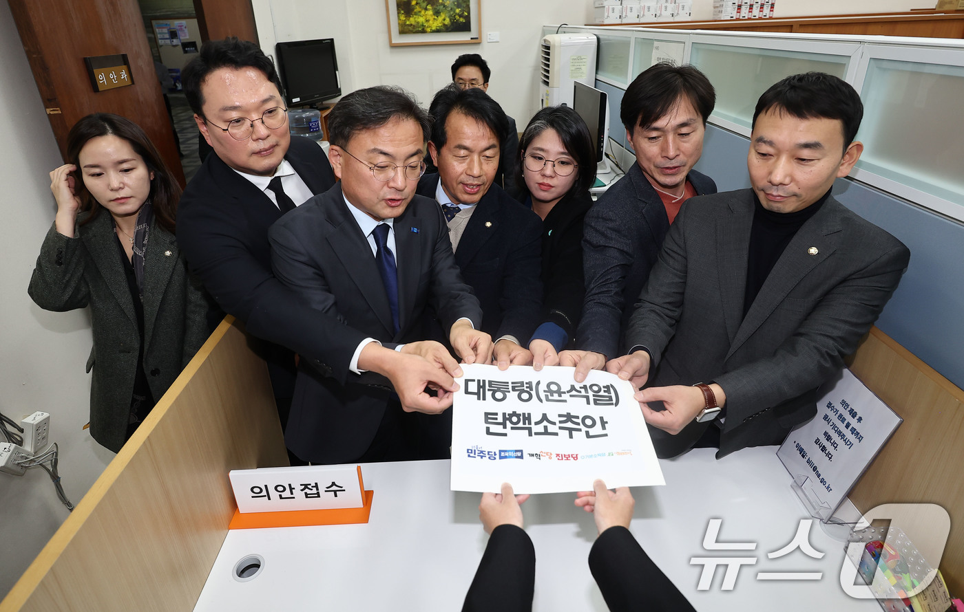 (서울=뉴스1) 안은나 기자 = 김용민 더불어민주당 의원(오른쪽부터), 한창민 사회민주당 대표, 용혜인 기본소득당 대표, 윤종오 진보당 원내대표, 신장식 조국혁신당 의원, 천하람 …