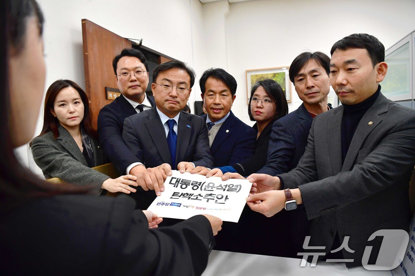 본문 이미지 - 김용민 더불어민주당 의원(오른쪽부터), 한창민 사회민주당 대표, 용혜인 기본소득당 대표, 윤종오 진보당 원내대표, 신장식 조국혁신당 의원, 천하람 개혁신당 원내대표, 이주영 개혁신당 의원이 4일 서울 여의도 국회에서 야6당이 공동발의한 윤석열 대통령 탄핵소추안을 제출하고 있다. (공동취재) 2024.12.4/뉴스1 ⓒ News1 안은나 기자