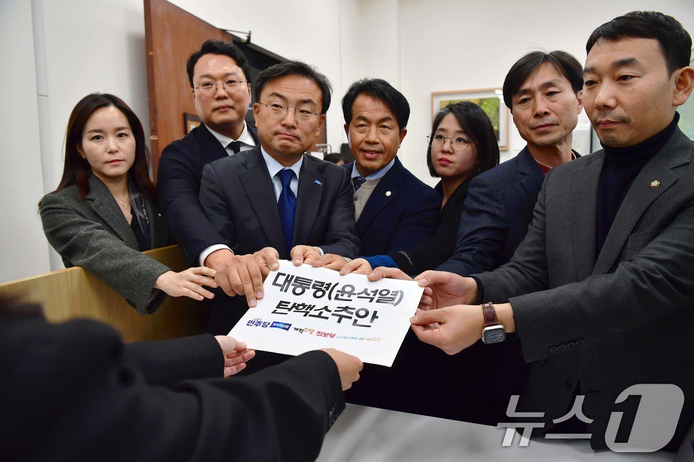 본문 이미지 - 김용민 더불어민주당 의원(오른쪽부터), 한창민 사회민주당 대표, 용혜인 기본소득당 대표, 윤종오 진보당 원내대표, 신장식 조국혁신당 의원, 천하람 개혁신당 원내대표, 이주영 개혁신당 의원이 4일 서울 여의도 국회에서 야6당이 공동발의한 윤석열 대통령 탄핵소추안을 제출하고 있다. (공동취재) 2024.12.4/뉴스1 ⓒ News1 안은나 기자