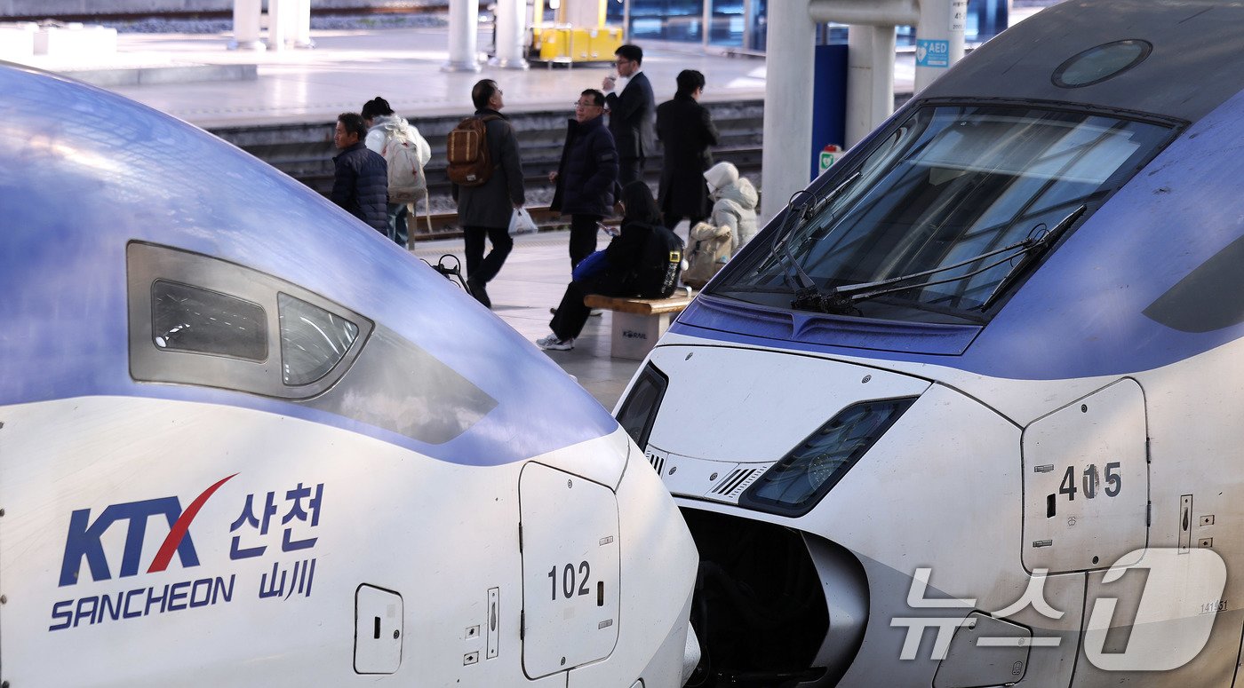 본문 이미지 - 전국철도노동조합 총파업을 하루 앞둔 4일 서울역에서 시민들이 열차를 기다리고 있다. 철도노조는 이날 진행되는 사측과의 막판 교섭에서까지 타결이 안되면 파업에 돌입한다는 입장이다. 2024.12.4/뉴스1 ⓒ News1 박지혜 기자