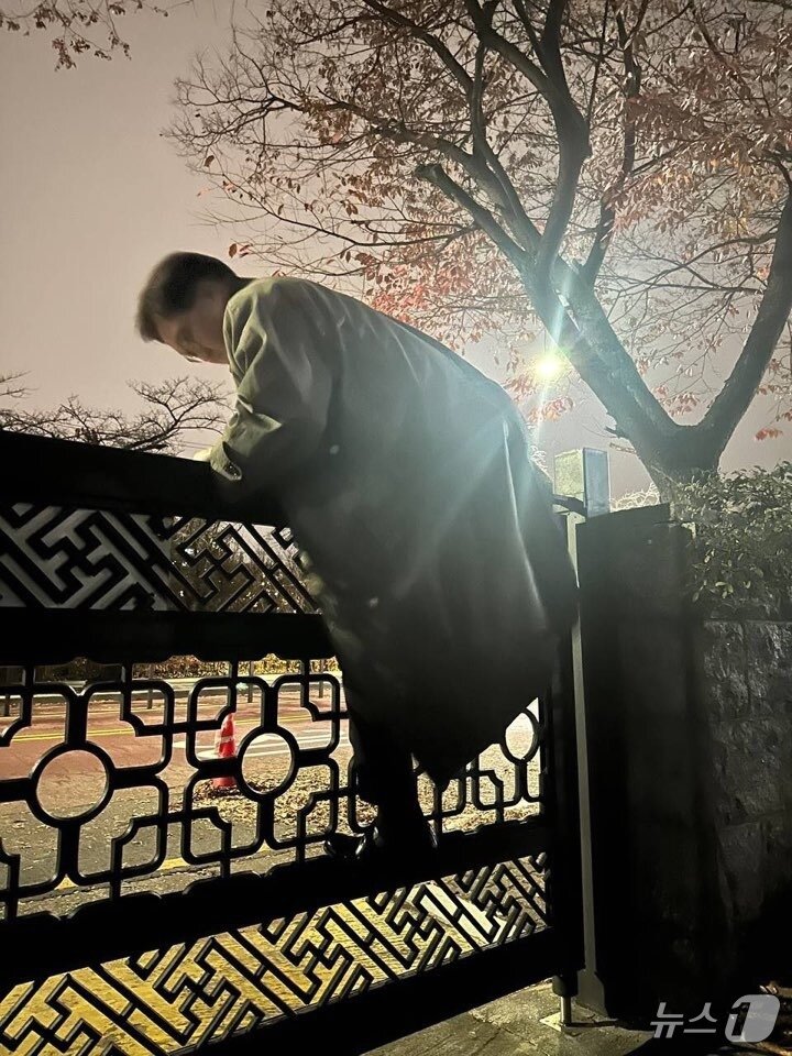 본문 이미지 - 우원식 국회의장이 비상계엄령이 선포된 지난 3일 밤 서울 여의도 국회 담을 넘어 경내로 들어가고 있다. (국회 사무처 제공) 2024.12.4/뉴스1