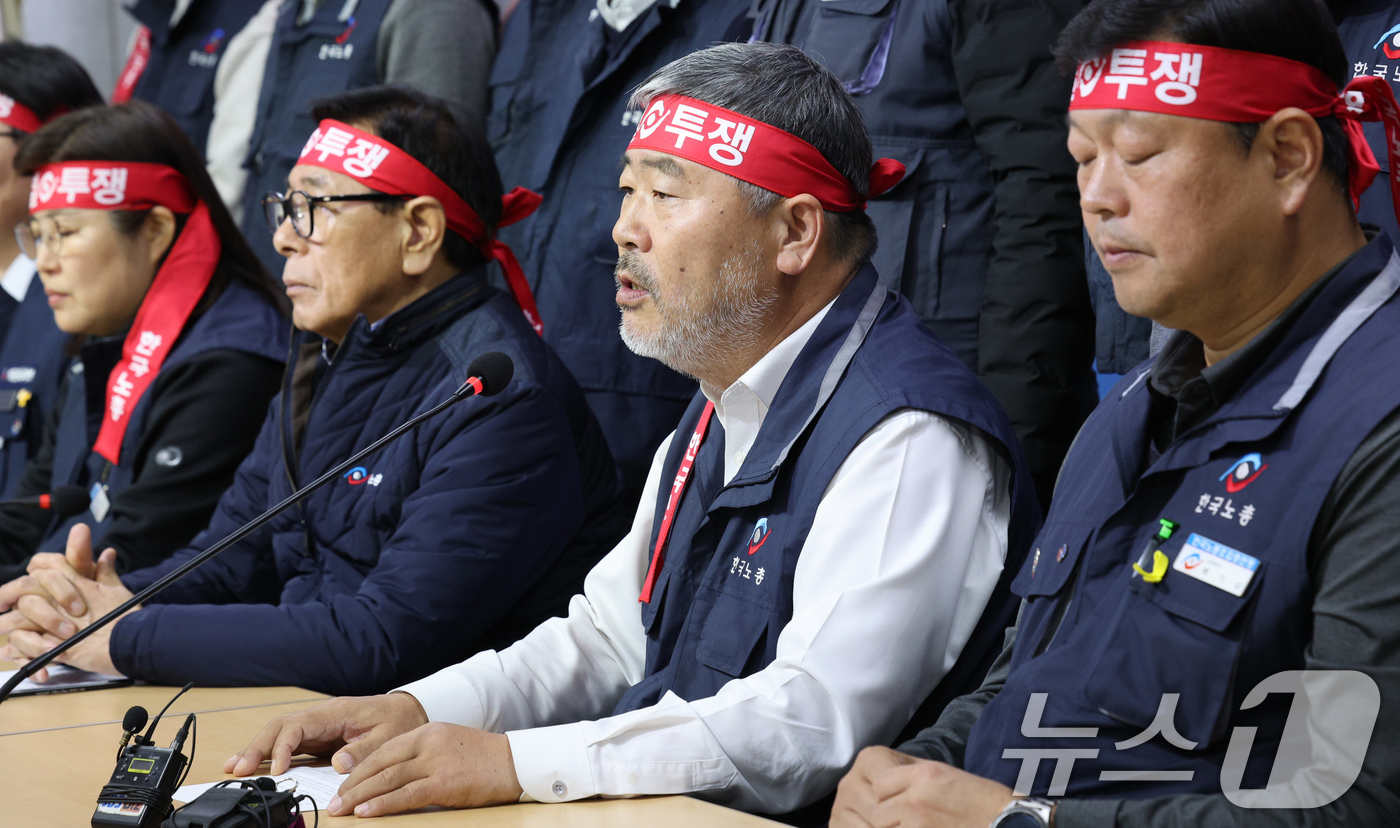 (서울=뉴스1) 장수영 기자 = 김동명 한국노총 위원장 등 지도부가 4일 오후 서울 여의도 한국노총 대회의실에서 윤석열 대통령 퇴진 촉구 기자회견을 하고 있다.한국노총은 윤 대통령 …