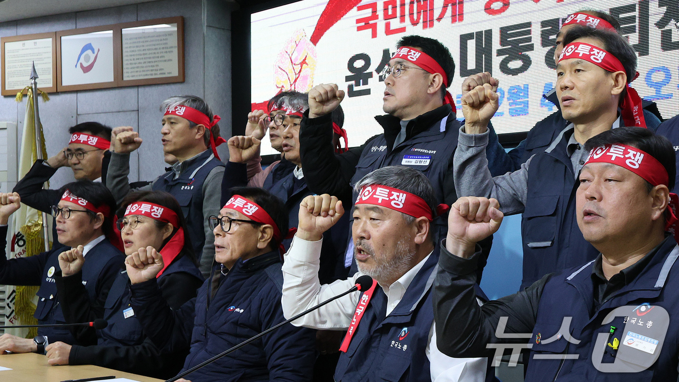 (서울=뉴스1) 장수영 기자 = 김동명 한국노총 위원장 등 지도부가 4일 오후 서울 여의도 한국노총 대회의실에서 열린 윤석열 대통령 퇴진 촉구 기자회견에서 규탄 구호를 외치고 있다 …