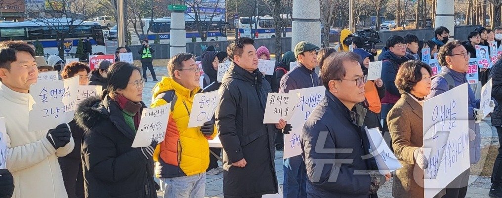 본문 이미지 - 강원 원주지역 사회단체들과 주요 정당 관계자, 시민들이 4일 오전 8시 50분쯤 원주시청 앞에 모여 지난 밤사이 선포됐던 비상계엄 상황을 규탄하고 있다. 2024.12.4/뉴스1 신관호 기자