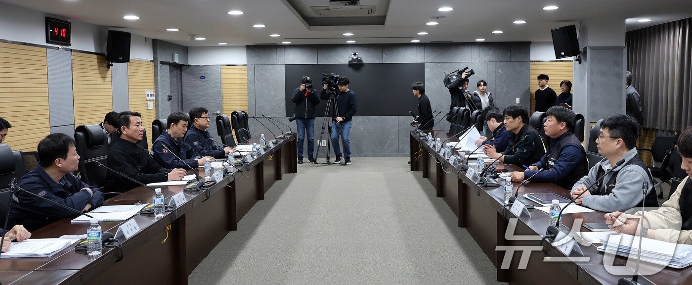 본문 이미지 - 2024년 12월 4일, 코레일 서울본부에서 총파업 하루 전 한문희 당시 코레일 사장&#40;왼쪽&#41;과 최명호 철도노조 위원장&#40;오른쪽&#41;이 막판 교섭 전 마주보고 있다.&#40;자료사진&#41;/뉴스1 ⓒ News1 박지혜 기자