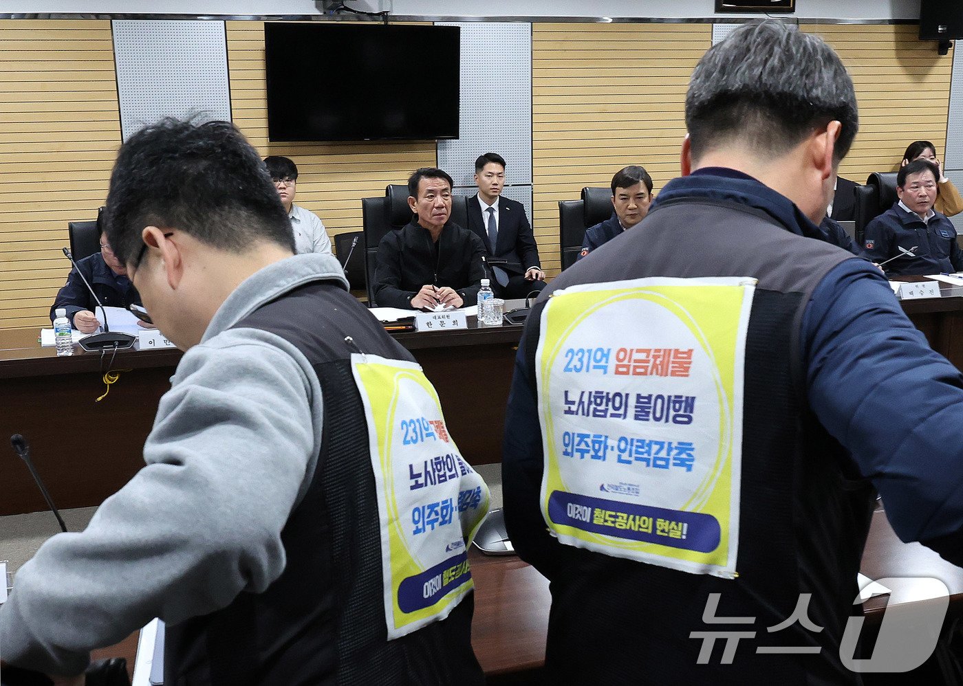 본문 이미지 - 전국철도노동조합 총파업을 하루 앞둔 4일 서울 용산구 한국철도공사 서울본부에서 노조측 대표위원인 최명호 철도노조 위원장&#40;오른쪽&#41;을 비롯한 노조원들이 사측과 막판 교섭을 하기 위해 자리하고 있다.  2024.12.4/뉴스1 ⓒ News1 박지혜 기자