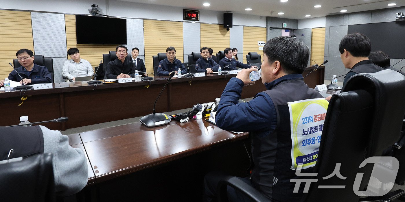 전국철도노동조합 총파업을 하루 앞둔 4일 서울 용산구 한국철도공사 서울본부에서 노조측 대표위원 최명호 철도노조 위원장이 막판 교섭에 앞서 물을 마시고 있다. 2024.12.4/뉴스1 ⓒ News1 박지혜 기자