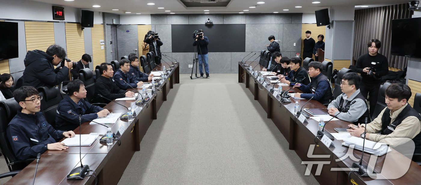 본문 이미지 - 전국철도노동조합 총파업을 하루 앞둔 4일 서울 용산구 한국철도공사 서울본부에서 사측 대표위원 한문희 코레일 사장과 노조측 대표위원 최명호 철도노조 위원장이 막판 교섭을 준비하고 있다. 2024.12.4/뉴스1 ⓒ News1 박지혜 기자