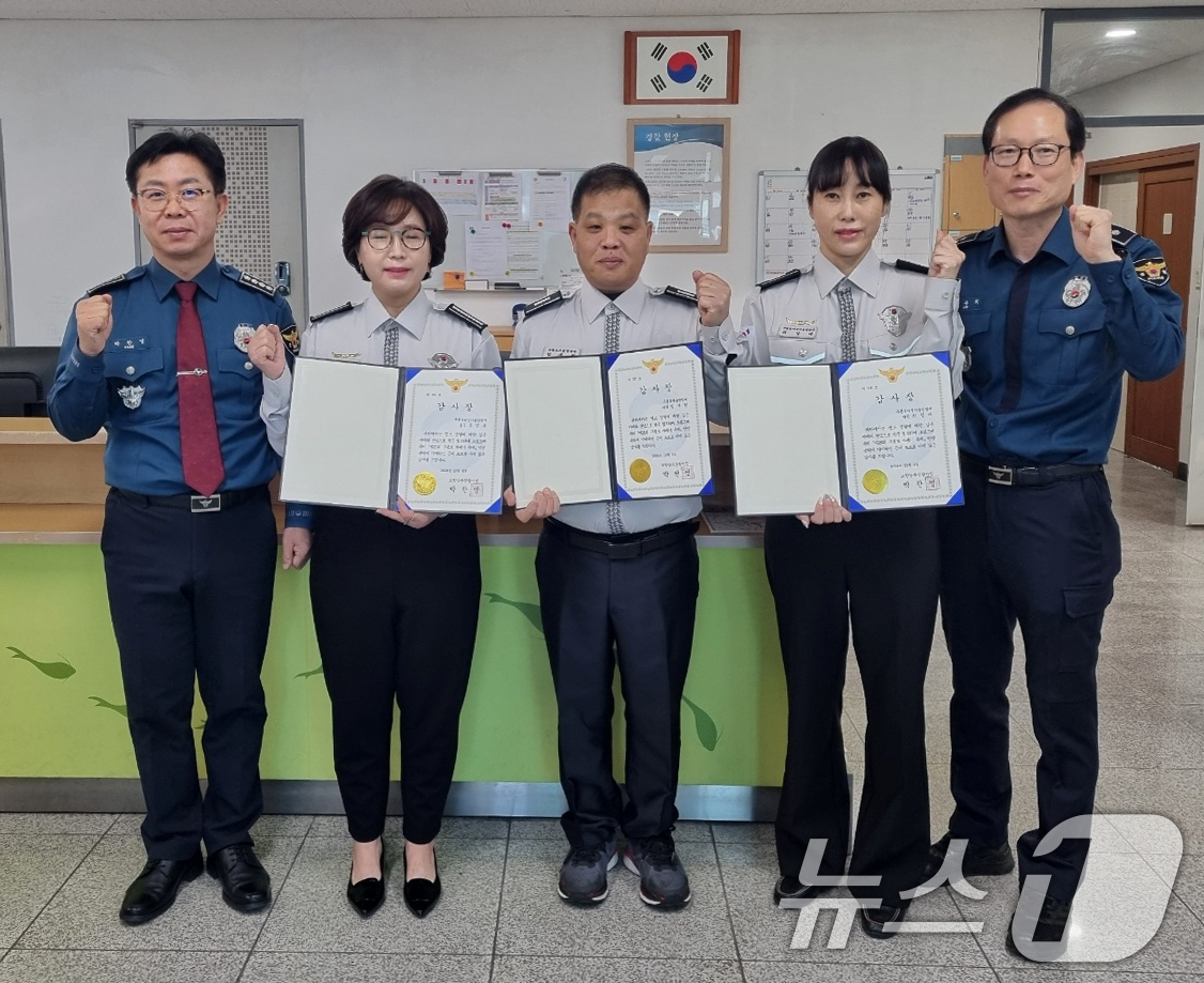 (포항=뉴스1) 최창호 기자 = 박찬영 경북 포항남부경찰서장(왼쪽)이 4일 남구 구룡포파출소에서 경찰 업무에 적극 협조한 자율방범대원들에게 감사장을 전달한 후 격려하고 있다.감사장 …