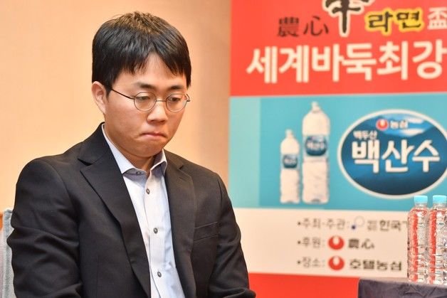 신민준 9단, 농심배서 셰얼하오 9단에 패…신진서‧박정환 9단 생존