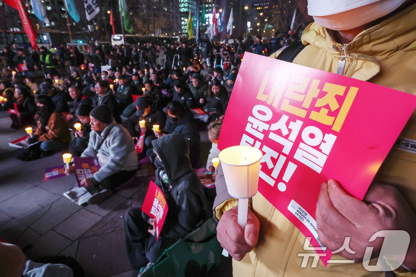 시민사회단체 관계자들이 4일 오후 서울 종로구 동화면세점 앞에서 윤석열 대통령의 퇴진을 촉구하는 촛불집회를 하고 있다. 2024.12.4/뉴스1 ⓒ News1 민경석 기자