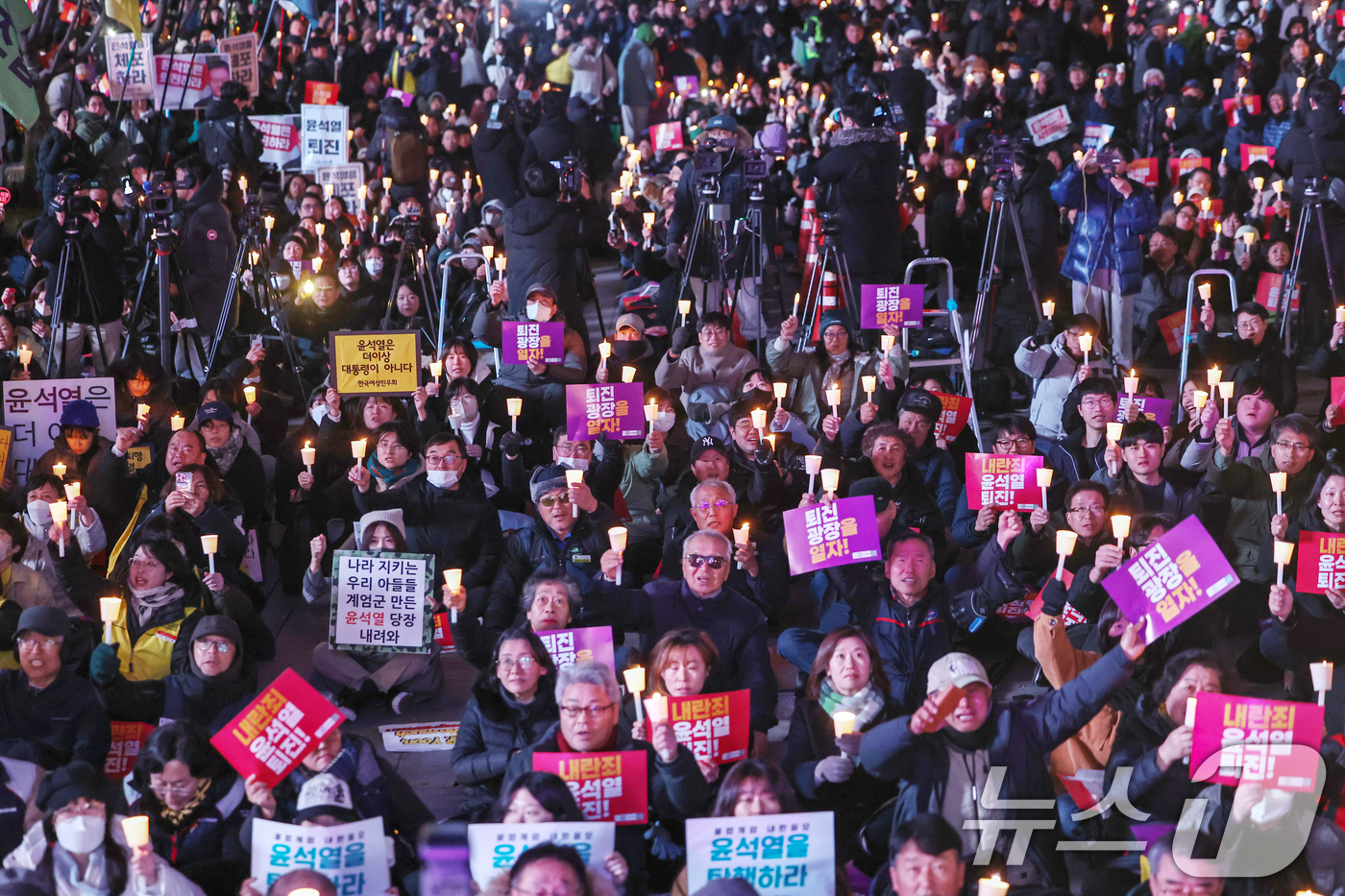 (서울=뉴스1) 민경석 기자 = 시민사회단체 관계자들이 4일 오후 서울 종로구 동화면세점 앞에서 윤석열 대통령의 퇴진을 촉구하는 촛불집회를 하고 있다. 2024.12.4/뉴스1