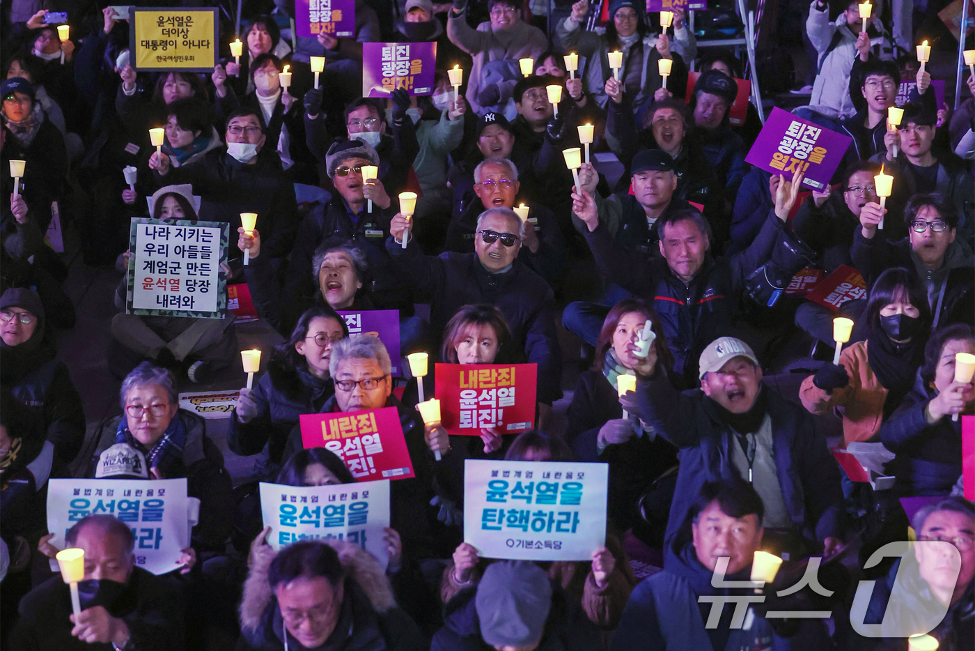 (서울=뉴스1) 민경석 기자 = 시민사회단체 관계자들이 4일 오후 서울 종로구 동화면세점 앞에서 윤석열 대통령의 퇴진을 촉구하는 촛불집회를 하고 있다. 2024.12.4/뉴스1