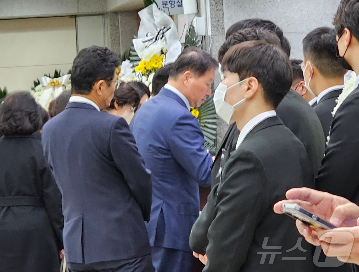 본문 이미지 - 4일 오후 서울대병원 장례식장에 마련된 허창수 GS그룹 명예회장 모친 고&#40;故&#41; 구위숙 여사 빈소에서 최태원 대한상공회의소&#40;SK그룹&#41; 회장이 조문을 하고 있다. &#40;공동취재단&#41;ⓒ News1 