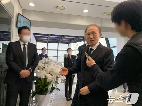 본문 이미지 - 4일 오후 서울대병원 장례식장에 마련된 허창수 GS그룹 명예회장 모친 고&#40;故&#41; 구위숙 여사 빈소에 조문하기 위해 방문한 이명박 전 대통령. &#40;공동취재단&#41;ⓒ News1  