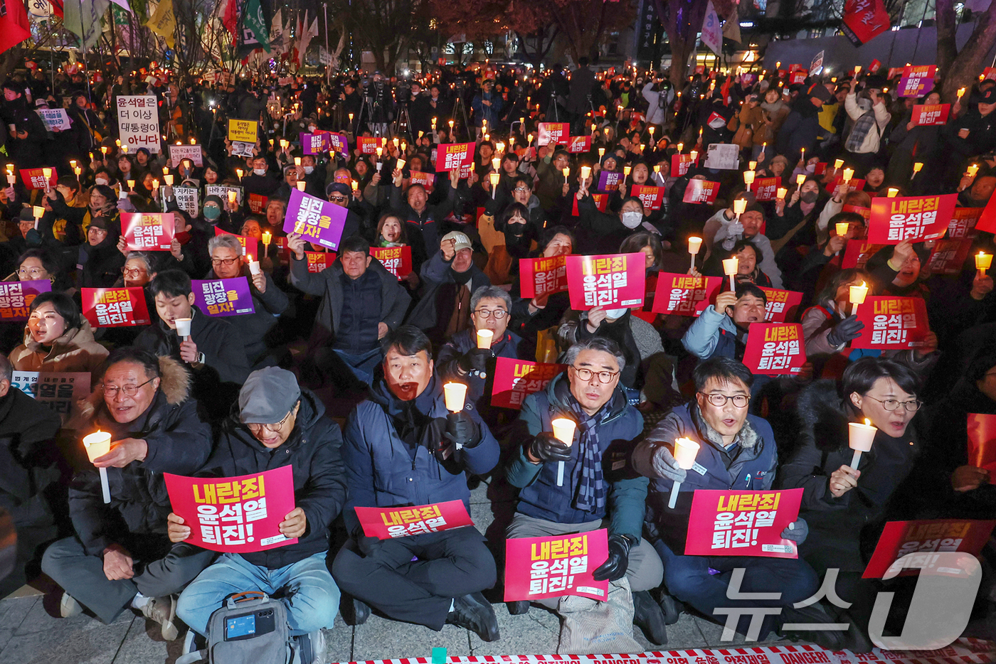 (서울=뉴스1) 민경석 기자 = 시민사회단체 관계자들이 4일 오후 서울 종로구 동화면세점 앞에서 윤석열 대통령의 퇴진을 촉구하는 촛불집회를 하고 있다. 2024.12.4/뉴스1