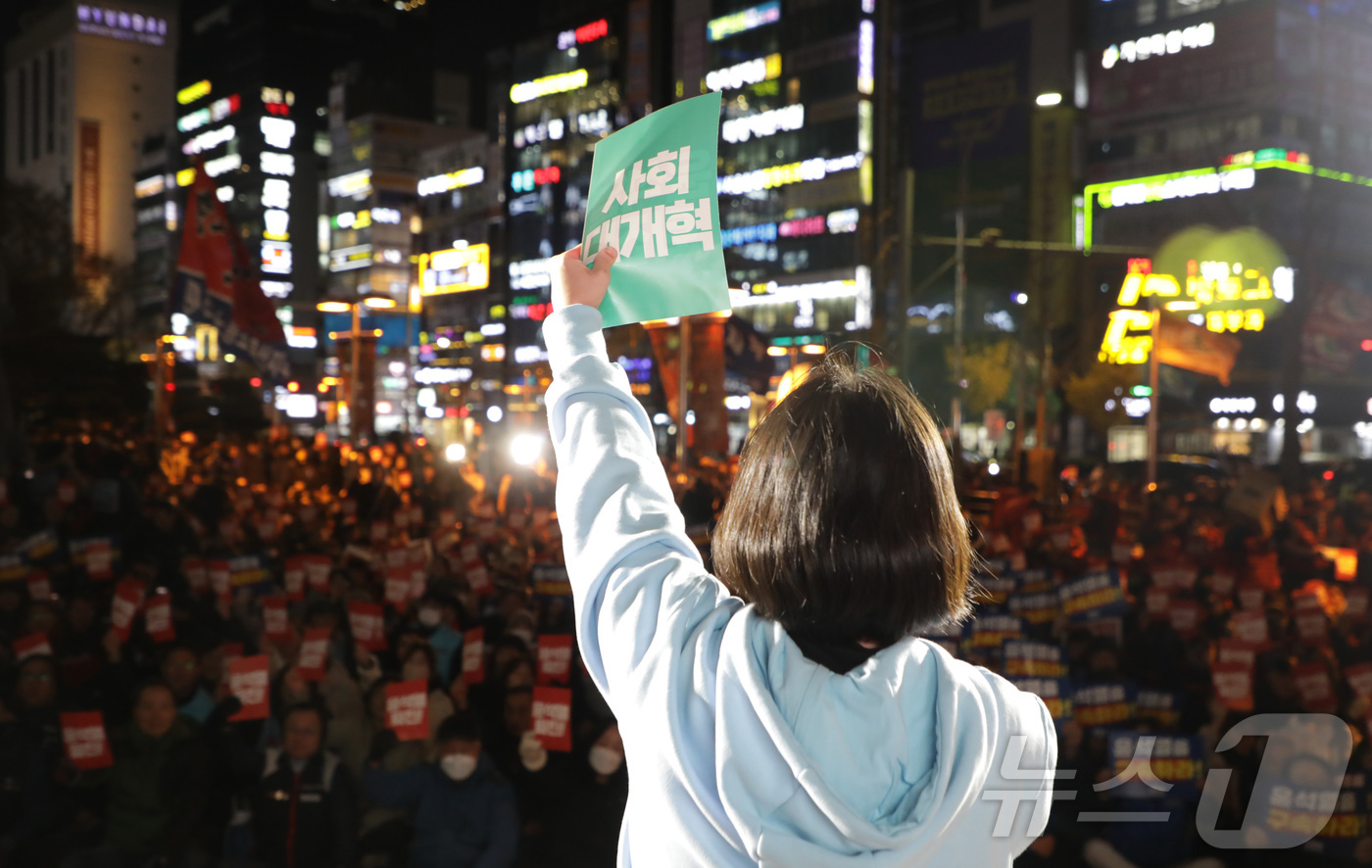 (울산=뉴스1) 김지혜 기자 = 4일 울산 남구 롯데백화점 앞 광장에서 민주노총 울산본부를 비롯한 16개 노조 연맹단체가 참여한 가운데, 전날(3일) 비상계엄령을 선포햇던 윤석열 …