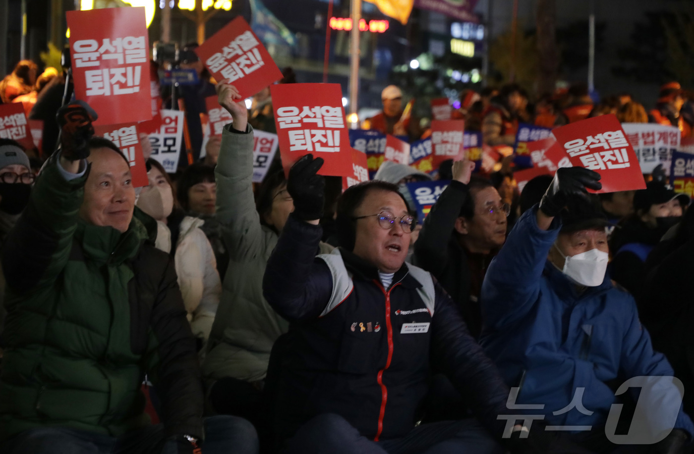 (울산=뉴스1) 김지혜 기자 = 4일 울산 남구 롯데백화점 앞 광장에서 민주노총 울산본부를 비롯한 16개 노조 연맹단체가 참여한 가운데, 전날(3일) 비상계엄령을 선포햇던 윤석열 …